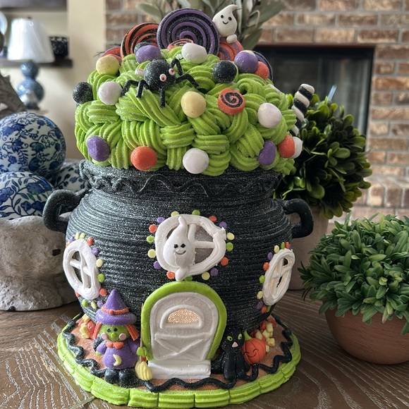 NEW! Sweet Spooky LED Lighted Witch Gingerbread Cauldron Halloween House Cake
